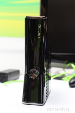 Illustration for article titled The New Xbox 360 in Person: So Glossy It Hurts